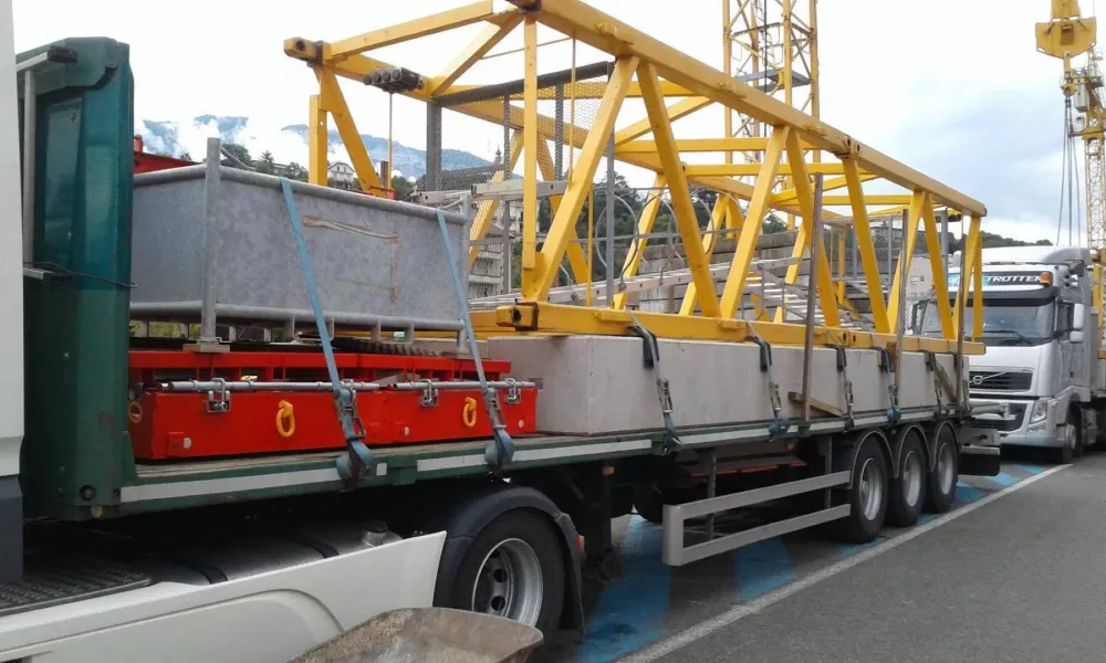 Camion transportant outil de chantier
