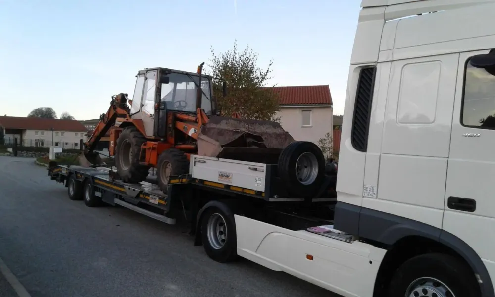 Camion transportant un tracteur