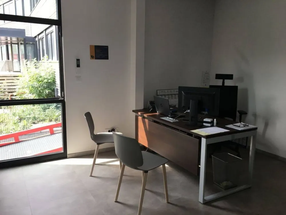 Salle avec bureau transporteur